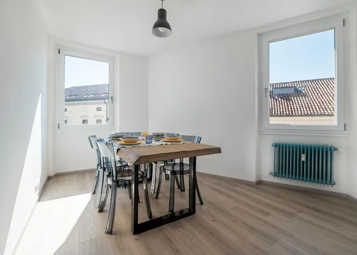 Guesthost - Piazza Castello Dream * Беллуно